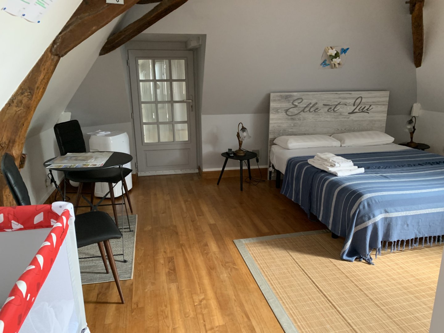 Grande chambre vue d'ensemble