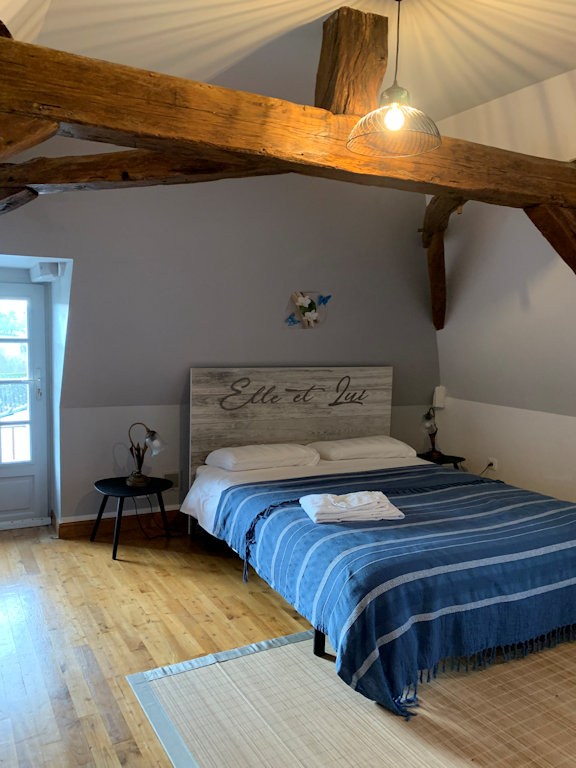Grande chambre avec poutres
