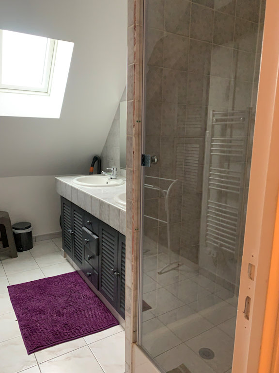 Salle d'eau grande chambre
